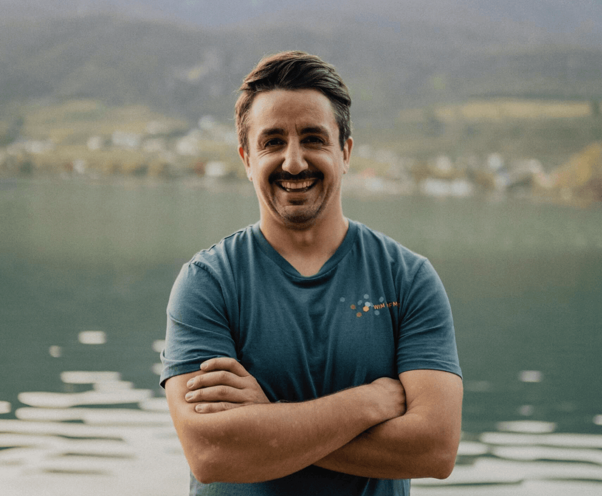 Wim-Hof-Instruktor Jan Waldner mit einem Eishelden Eisbad